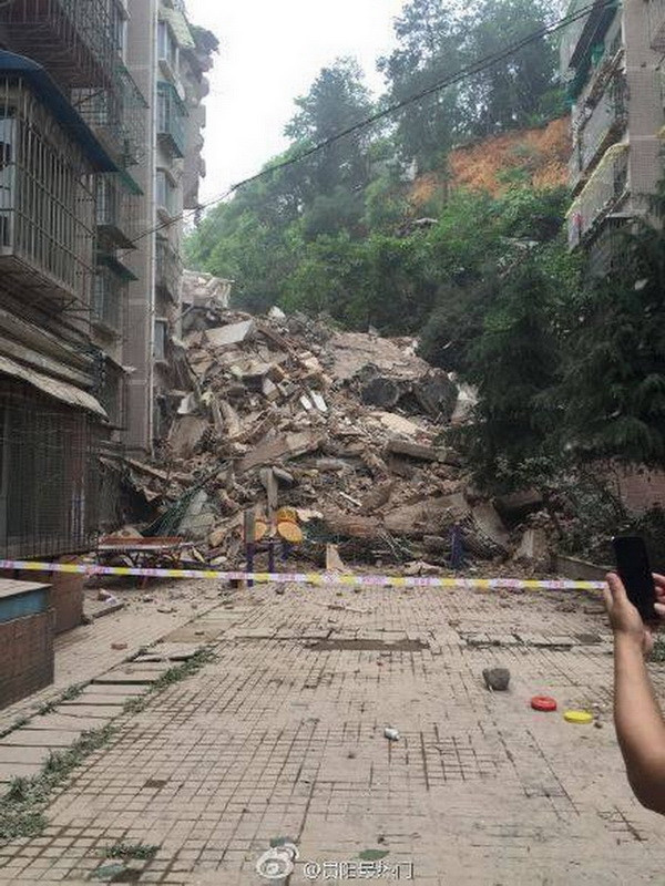 [Photo] Chung cư 9 tầng ở Trung Quốc bất ngờ đổ sập hoàn toàn ảnh 1