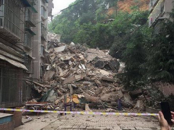 [Photo] Chung cư 9 tầng ở Trung Quốc bất ngờ đổ sập hoàn toàn ảnh 4