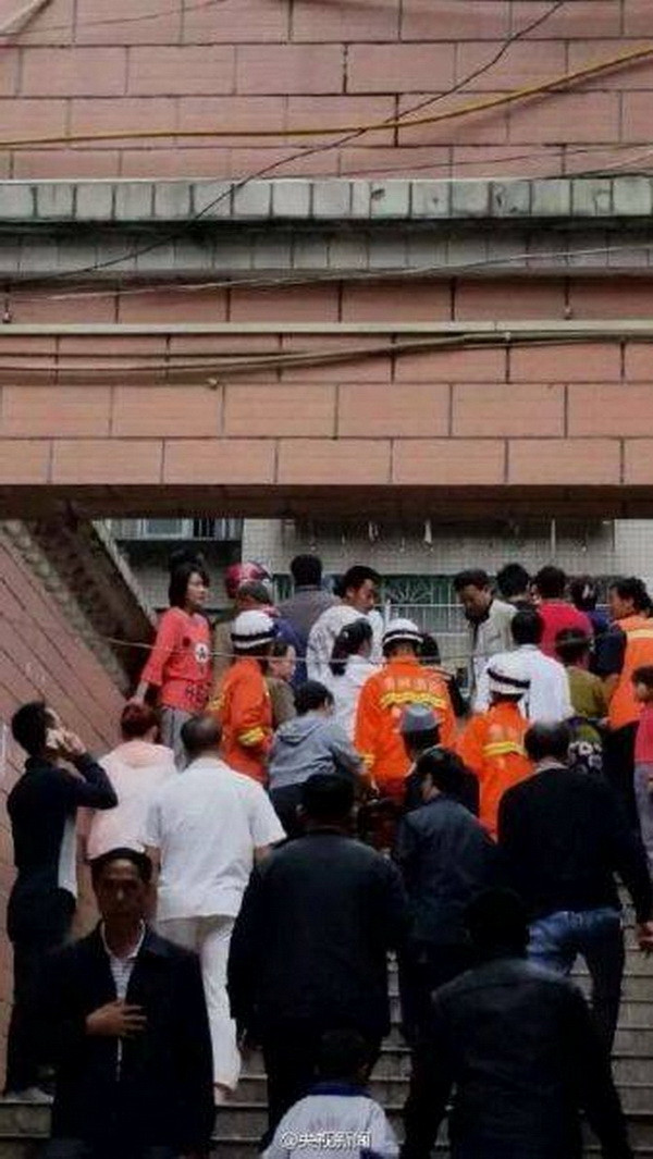 [Photo] Chung cư 9 tầng ở Trung Quốc bất ngờ đổ sập hoàn toàn ảnh 3