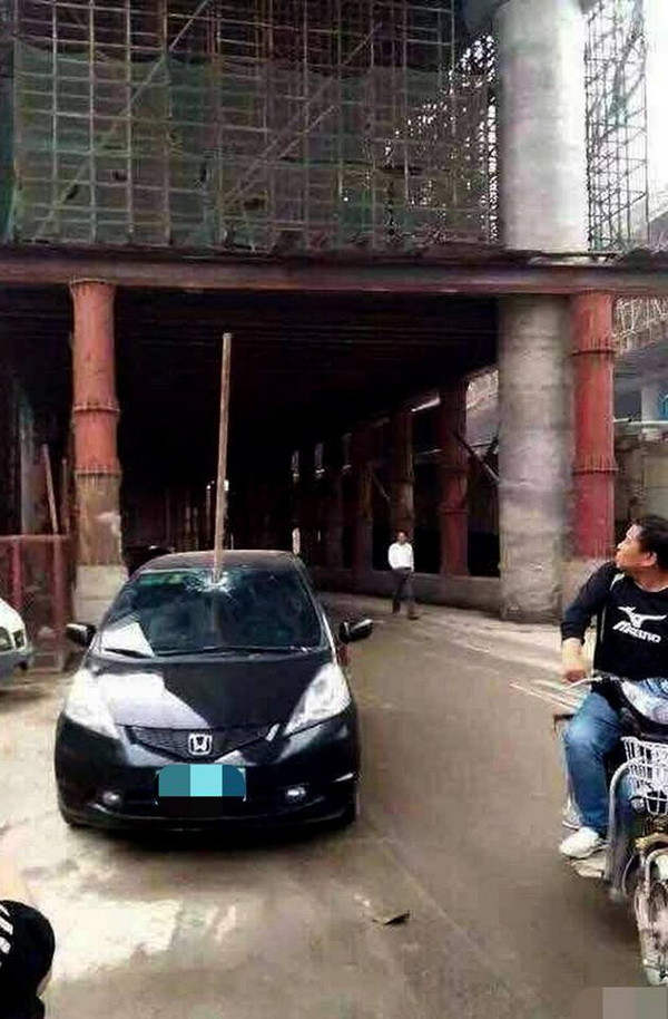 "Vật thể lạ" rơi từ công trường, tài xế thoát chết trong gang tấc ảnh 3