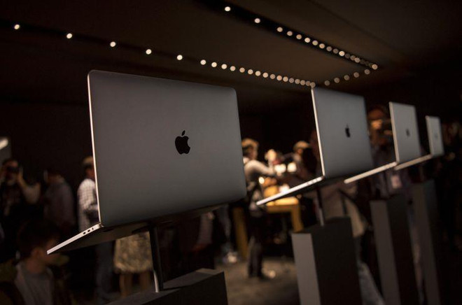 Máy tính xách tay MacBook Pro mới được giới thiệu trong một sự kiện tại trụ sở của Apple ở Cupertino, California, Mỹ. (Nguồn: Getty Images) Apple có thể ra MacBook Pro 16 inch và MacBook Air mới vào tháng 10 ảnh 1