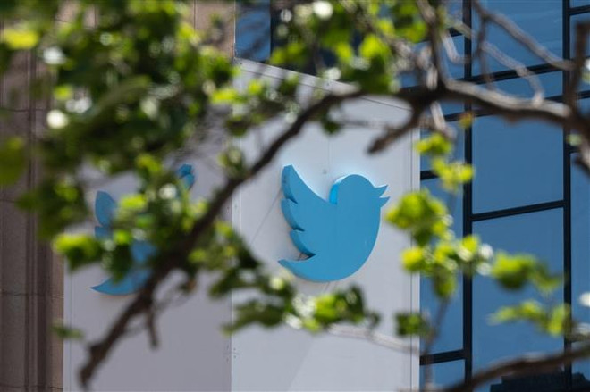 Biểu tượng Twitter tại trụ sở ở San Francisco, California (Mỹ). (Ảnh: AFP/TTXVN) Twitter mất một nửa doanh thu quảng cáo từ khi "về tay" tỷ phú Musk ảnh 1