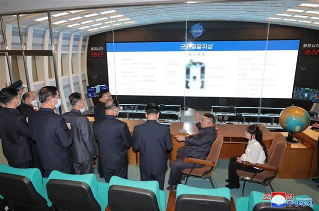 Nhà Lãnh đạo Triều Tiên Kim Jong-un (thứ hai, phải) thị sát Cơ quan Phát triển Hàng không Vũ trụ Quốc gia tại Bình Nhưỡng, ngày 18/4/2023. (Ảnh: Yonhap/TTXVN) Triều Tiên "đã thông báo cho IMO" về kế hoạch phóng vệ tinh trinh sát ảnh 1