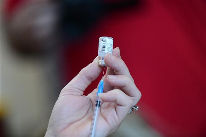 Vaccine phòng COVID-19 tại Tel Aviv (Israel), ngày 20/12/2020. (Ảnh: THX/TTXVN) Bệnh nhân hồi phục ở Israel cần tiêm bổ sung, Hàn Quốc tiêm cho trẻ em ảnh 1