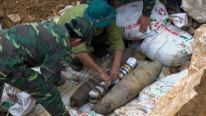 Hòa Bình phá hủy thành công 2 quả bom sót lại sau chiến tranh ảnh 1