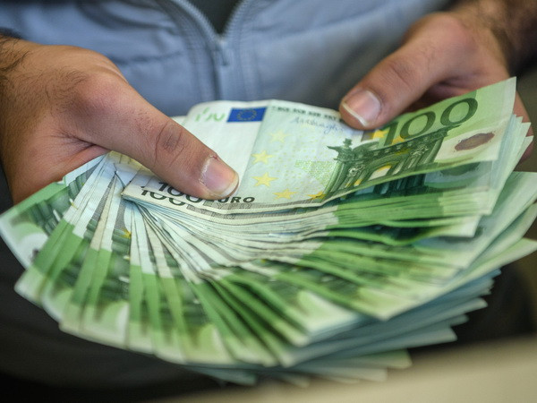 Giá dầu thế giới tiếp tục tăng, đồng USD và Euro diễn biến trái chiều ảnh 1