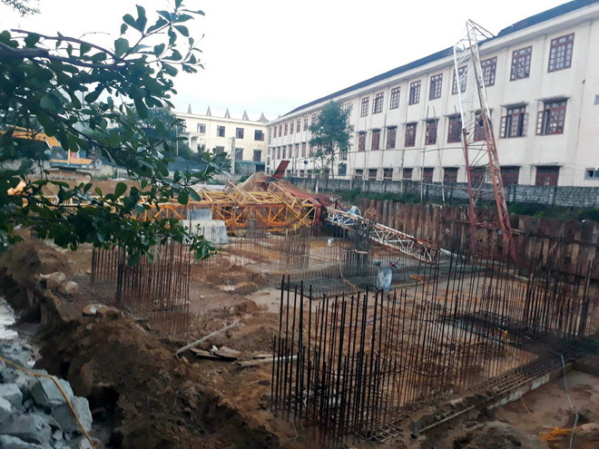 Trục cần cẩu sập vào trường học làm một học sinh tử vong ảnh 1