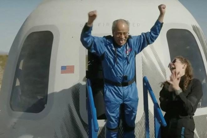 Ông Ed Dwight rời khỏi khoang phi hành đoàn Mission NS-25 khi hạ cánh gần căn cứ của Blue Origin ở Van Horn, Texas (Mỹ), sau chuyến bay vào vũ trụ ngày 19/5/2024. (Ảnh: AFP/TTXVN) blue origin_nguoi cao tuoi nhat vao vu tru.jpg