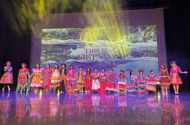 Tiết mục hát "Nhà em ở giữa lưng đồi" với màn biểu diễn phụ họa của các nghệ sỹ nhí là các em nhỏ người Việt sinh ra tại Anh nhận được sự cổ vũ nhiệt tình của khán giả. Ảnh: Minh Hợp/TTXVN) van hoa viet nam_tai anh 2.jpg