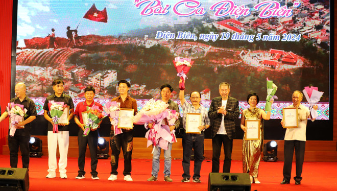 Ban Tổ chức trao giải Khuyến khích cho các tác giả. (Ảnh: Phan Quân/TTXVN) bai ca dien bien 2.jpg