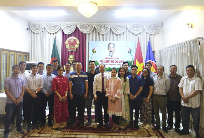 Đại sứ Nguyễn Mạnh Cường chụp ảnh lưu niệm với đại diện cộng đồng người Việt Nam tại Bangladesh nhân dịp Lễ kỷ niệm 134 năm Ngày sinh Chủ tịch Hồ Chí Minh. (Ảnh: Đại sứ quán Việt Nam tại Bangladesh/TTXVN phát) chu tich ho chi minh_bangladesh 2.jpg