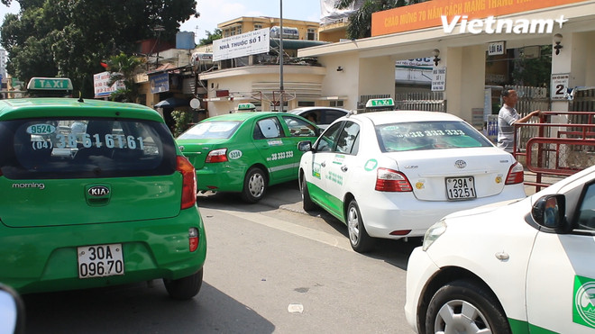 [Video] Taxi, ôtô cá nhân "ồ ạt" lấn chiếm vỉa hè, lòng đường Hà Nội ảnh 1