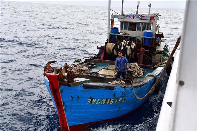 Tàu 276 Vùng 2 Hải quân cứu ngư dân bị tai nạn lao động trên biển ảnh 2