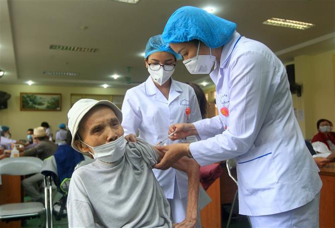 Ưu tiên tiêm đủ liều vaccine cho người từ 50 tuổi trở lên ảnh 1