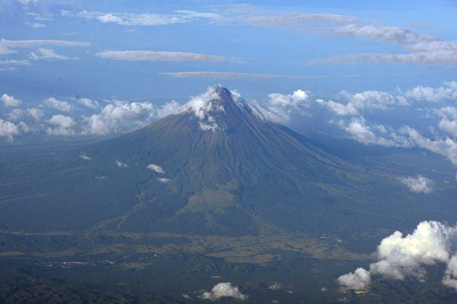 Philippines mở rộng lệnh sơ tán do lo ngại núi lửa Mayon phun trào ảnh 1