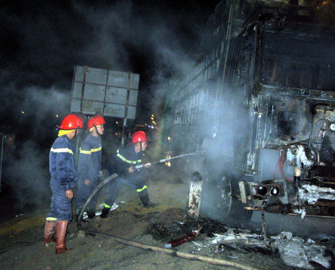 Xe tải bỗng nhiên bốc cháy dữ dội trong hầm đường bộ Hải Vân ảnh 1