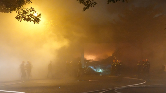 Bình Định: Cháy kho trong đêm, nhiều nhu yếu phẩm bị thiêu rụi ảnh 1