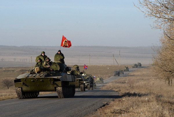 Xác nhận đầu tiên về việc phe ly khai ở Ukraine rút vũ khí ảnh 1