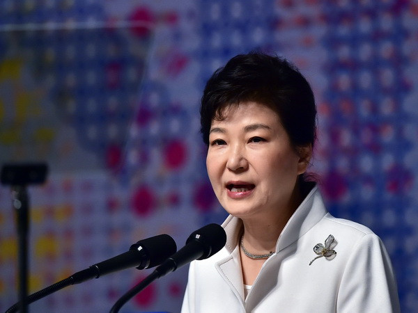 Tổng thống Hàn Quốc Park Geun-hye tại một sự kiện ở Seoul. (Nguồn: AFP/TTXVN) Hàng chục nghìn người biểu tình phản đối Tổng thống Park Geun-Hye ảnh 1