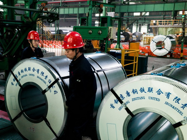 Thép cuộn tại nhà máy thép ở Tangshan, tỉnh Hà Bắc, Trung Quốc. (Nguồn: AFP/TTXVN) Xuất khẩu thép của Trung Quốc sẽ vẫn ở mức cao trong năm 2017 ảnh 1