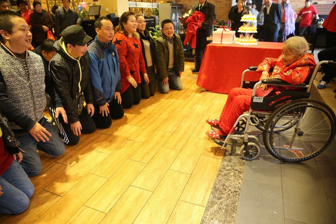 [Photo] Sinh nhật ý nghĩa của cụ bà 100 tuổi hạnh phúc nhất thế giới ảnh 2