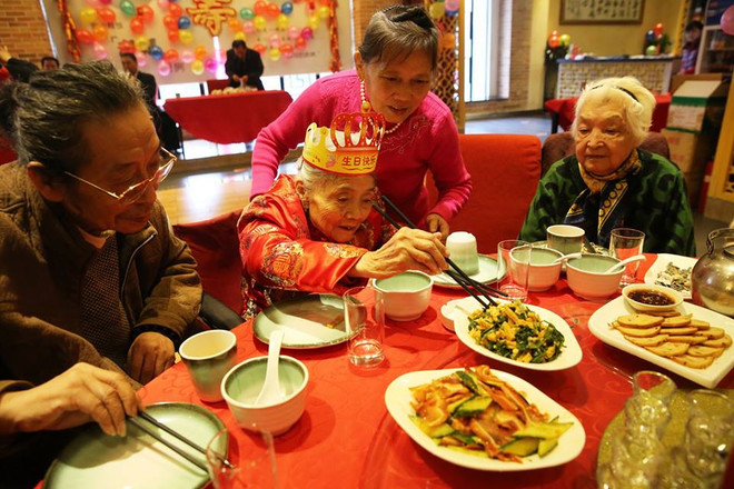 [Photo] Sinh nhật ý nghĩa của cụ bà 100 tuổi hạnh phúc nhất thế giới ảnh 4