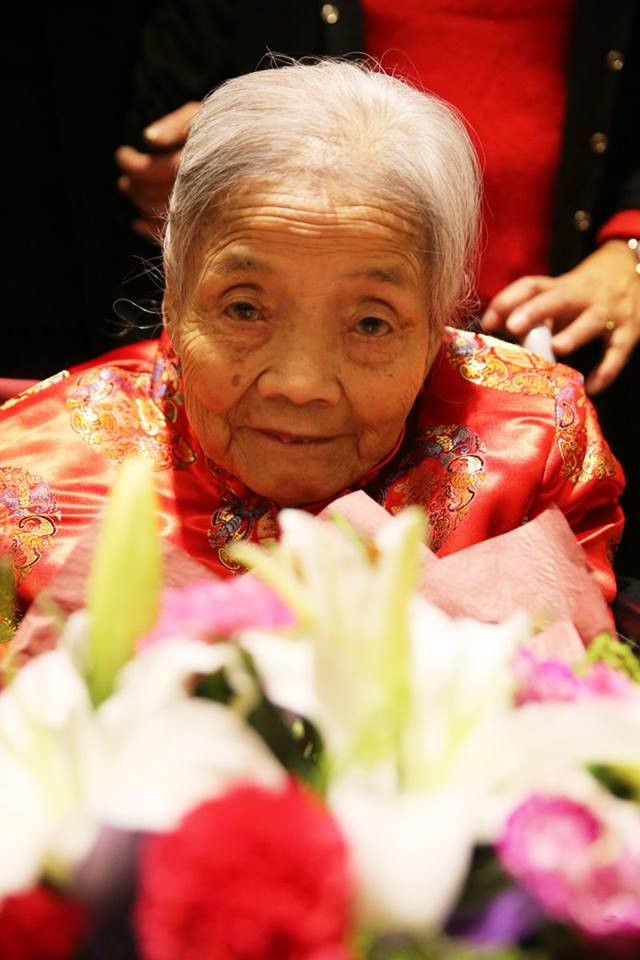 [Photo] Sinh nhật ý nghĩa của cụ bà 100 tuổi hạnh phúc nhất thế giới ảnh 3