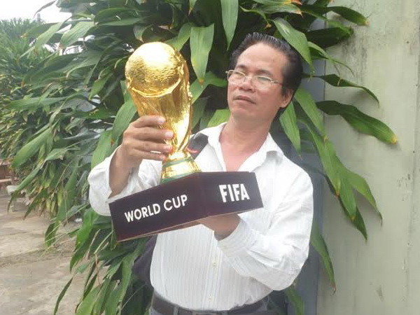 Những chiếc Cúp vàng FIFA “Made in Việt Nam” giá rẻ ảnh 1