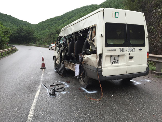 Quảng Ninh: Xe 16 chỗ va chạm xe container, 3 người thương vong ảnh 1