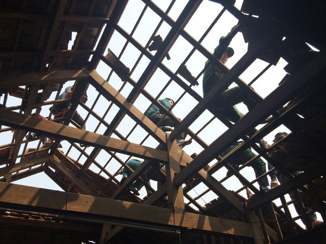 Lào Cai xuất hiện mưa đá, lốc xoáy làm hư hỏng nhà dân ảnh 1