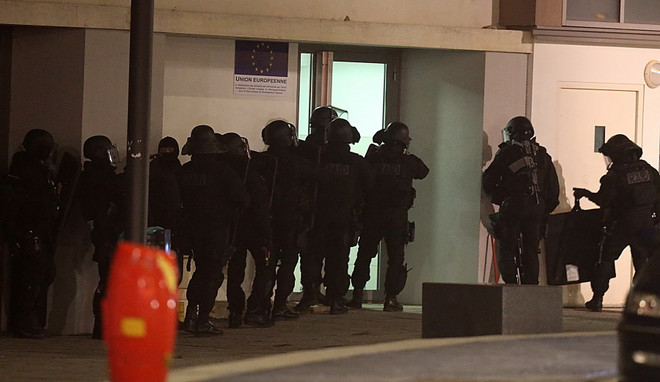 Hai nghi phạm xả súng ở Paris xuất hiện ở miền Bắc nước Pháp ảnh 1