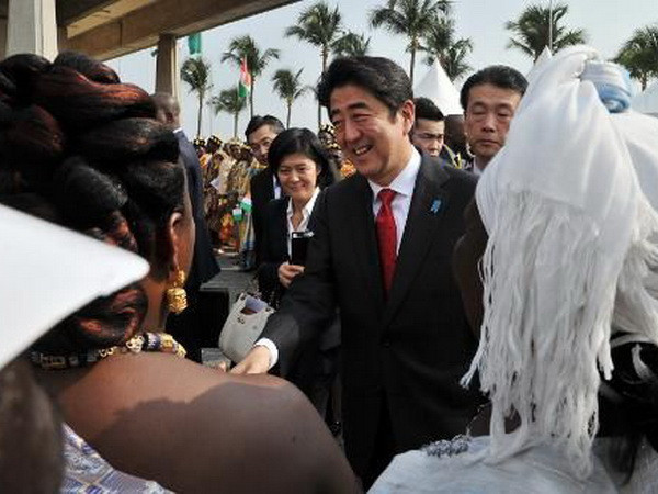 Thủ tướng Nhật Bản Shinzo Abe được chào đón ở sân bay Felix Houphouet-Boigny, thủ đô Abidjan. (Nguồn: AFP) Ông Abe cam kết viện trợ hàng chục triệu USD cho Côte d'Ivoire ảnh 1