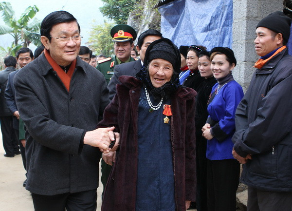 Chủ tịch nước Trương Tấn sang thăm, chúc Tết và tặng quà cho bà Hoàng Thị Khìn, 94 tuổi, ở xã Trường Hà (huyện Hà Quảng), từng là liên lạc viên của Bác Hồ trong thời kỳ Bác hoạt động cách mạng tại Pác Bó. Ảnh: Nguyễn Khang - TTXVN Chủ tịch nước thăm, kiểm tra tuyến biên giới Cao Bằng ảnh 2