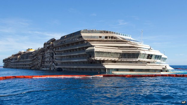 Xác tàu du lịch Costa Concordia. (Nguồn: AP) Xác tàu Costa Concordia được tháo dỡ vào tháng Sáu ảnh 1