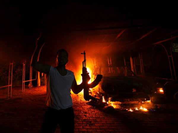 Một người biểu tình Libya ở trong khuôn viên tòa Lãnh sự quán Mỹ ở Benghazi tháng 9/2012. (Nguồn: Reuters) Mỹ thêm một số tổ chức, cá nhân vào danh sách khủng bố ảnh 1