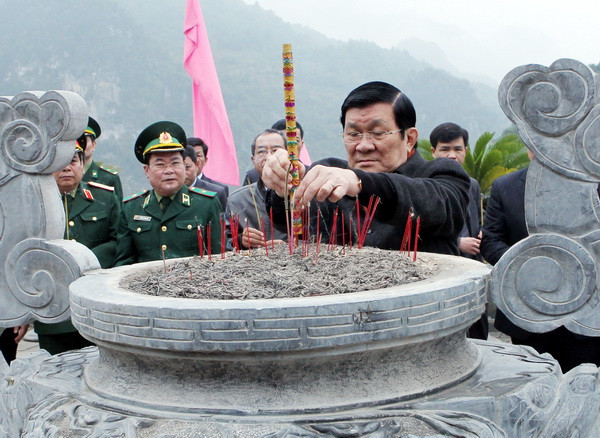 Chủ tịch nước Trương Tấn dâng hoa, thắp hương tưởng niệm tại Đền thờ Bác Hồ ở Khu di tích lịch sử Pác Bó. Ảnh: Nguyễn Khang - TTXVN Chủ tịch nước thăm, kiểm tra tuyến biên giới Cao Bằng ảnh 1