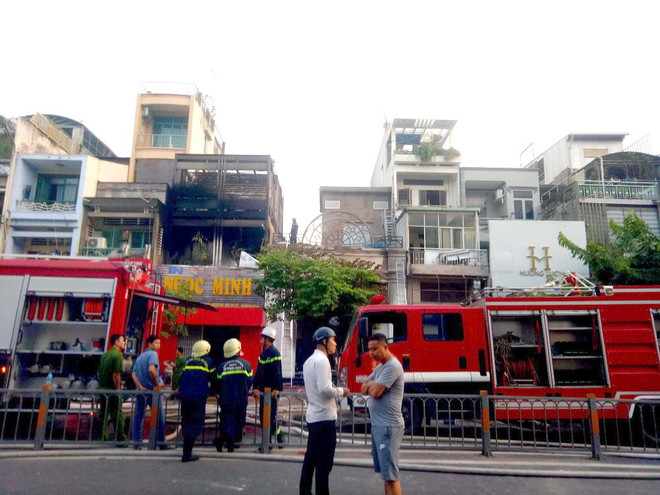 Hỏa hoạn thiêu rụi quán bar ở trung tâm Thành phố Hồ Chí Minh ảnh 2