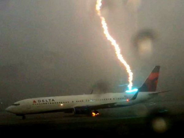 [Video] Kinh hoàng sét đánh trúng máy bay như phim Final Destination ảnh 1