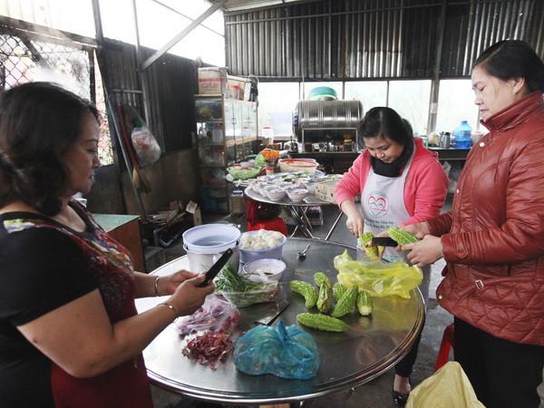 [Video] Ấm lòng bữa cơm 2.000 đồng cho bệnh nhân nghèo ảnh 1