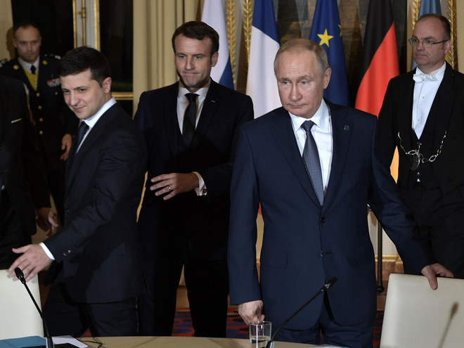Tổng thống Pháp Emmanuel Macron (ở giữa) mời hai nhà lãnh đạo Nga, Ukraine vào bàn thảo luận tại Hội nghị thượng đỉnh Bộ tứ Normandy. (Nguồn: Getty Images) Tổng thống Pháp làm gián đoạn cuộc thảo luận giữa lãnh đạo Nga-Ukraine ảnh 1