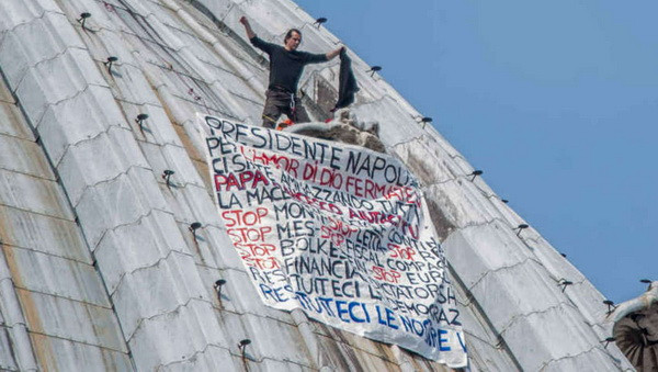 Treo biểu ngữ trên mái vòm Vatican để phản đối chính sách của EU ảnh 1