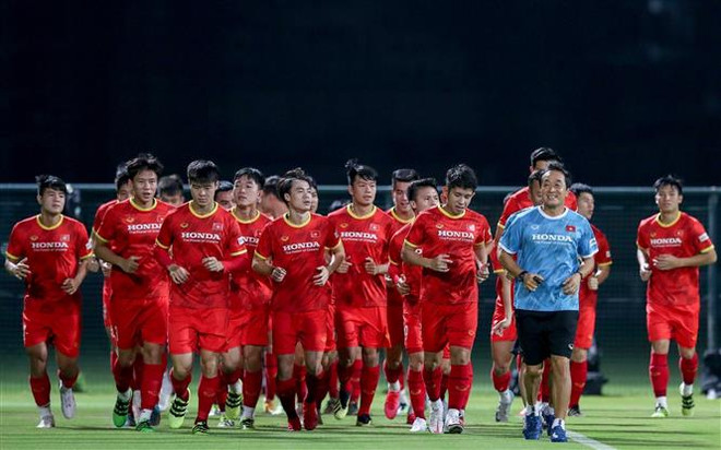 Tối 13/6/2021, đội tuyển Việt Nam có buổi tập cuối cùng trên sân Shabab Al Ahli để chuẩn bị cho trận đấu với đội tuyển UAE vào ngày 15/6/2021. (Ảnh: Hoàng Linh/TTXVN) Vòng loại World Cup 2022: Việt Nam sẽ đối đầu UAE với đội hình nào? ảnh 1