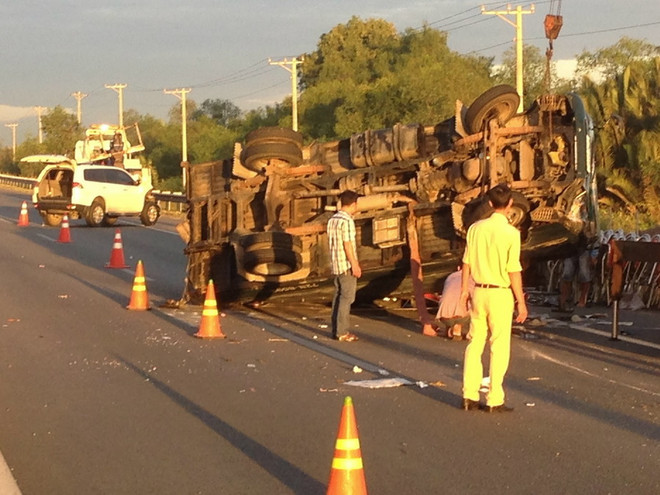 Ôtô đâm nhau liên hoàn trên đường dẫn cao tốc TPHCM-Long Thành ảnh 1
