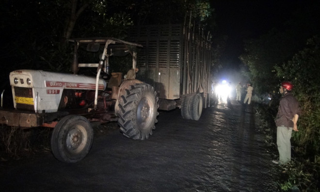 Chạy với tốc độ cao, nam công nhân đâm vào xe công nông tử vong ảnh 1