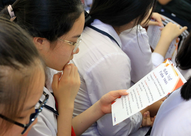 Học sinh Trường trung học cơ sở Ngô Quyền tìm hiểu các loại hình Fake news trên tờ rơi của Đoàn Thanh niên Thông tấn xã Việt Nam phát. (Ảnh: An Đăng/TTXVN) Thanh niên Thông tấn giúp học sinh nâng cao nhận thức về tin giả ảnh 2
