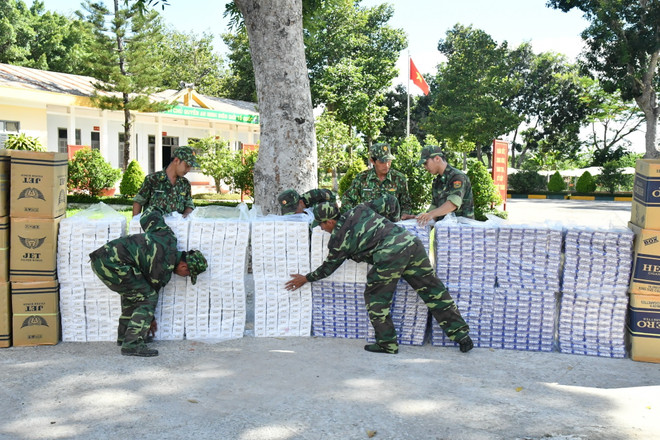 Số lượng thuốc lá nhập lậu bị can bộ, chiến sỹ Đồn Biên phòng Phước Tân, huyện Châu Thành, tỉnh Tây Ninh bắt giữ. (Ảnh: Lê Đức Hoảnh/TTXVN) Nhóm buôn lậu vứt 9.000 gói thuốc lá ngoại để thoát thân ảnh 1