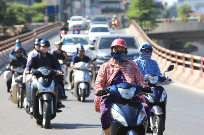Nắng nóng có thể gây mất nước, kiệt sức và đột quỵ, người tham gia giao thông cần trang bị trang phục phù hợp để tránh nắng (ảnh chụp sáng 22/6/2020). (Ảnh: Thành Đạt/TTXVN) Người lao động Thủ đô mưu sinh trong nắng nóng gay gắt ảnh 1