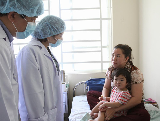 [Photo] Bộ trưởng Y tế kiểm tra việc điều trị sởi ở TP.HCM ảnh 1