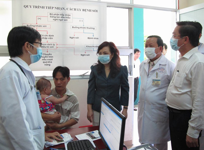 [Photo] Bộ trưởng Y tế kiểm tra việc điều trị sởi ở TP.HCM ảnh 3