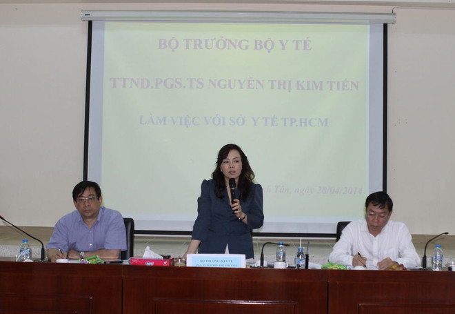 [Photo] Bộ trưởng Y tế kiểm tra việc điều trị sởi ở TP.HCM ảnh 4